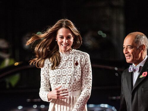 Kate Middleton sfoggia uno spacco molto generoso