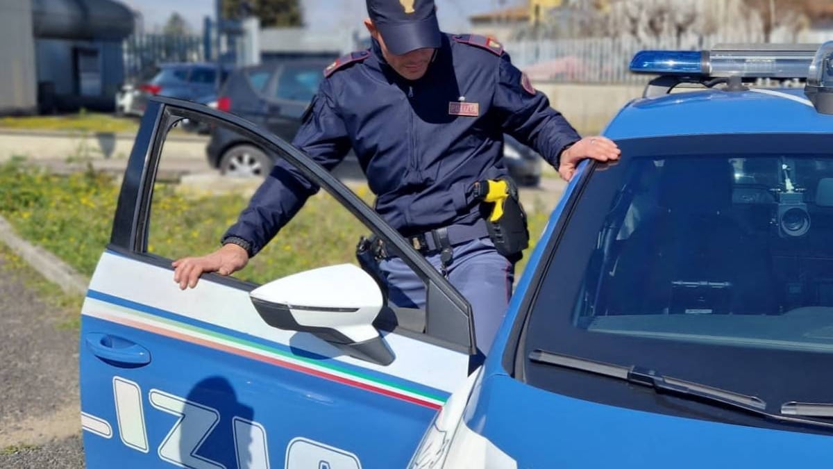 L'affronto dello straniero in faccia all'agente: ecco cos'ha cantato