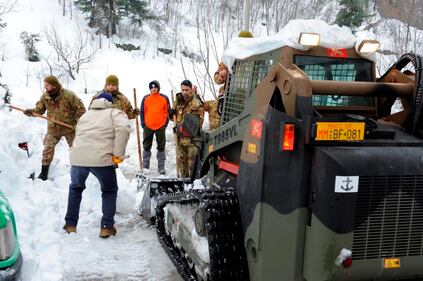 Gli alpini nei paesi isolati dalla neve 1