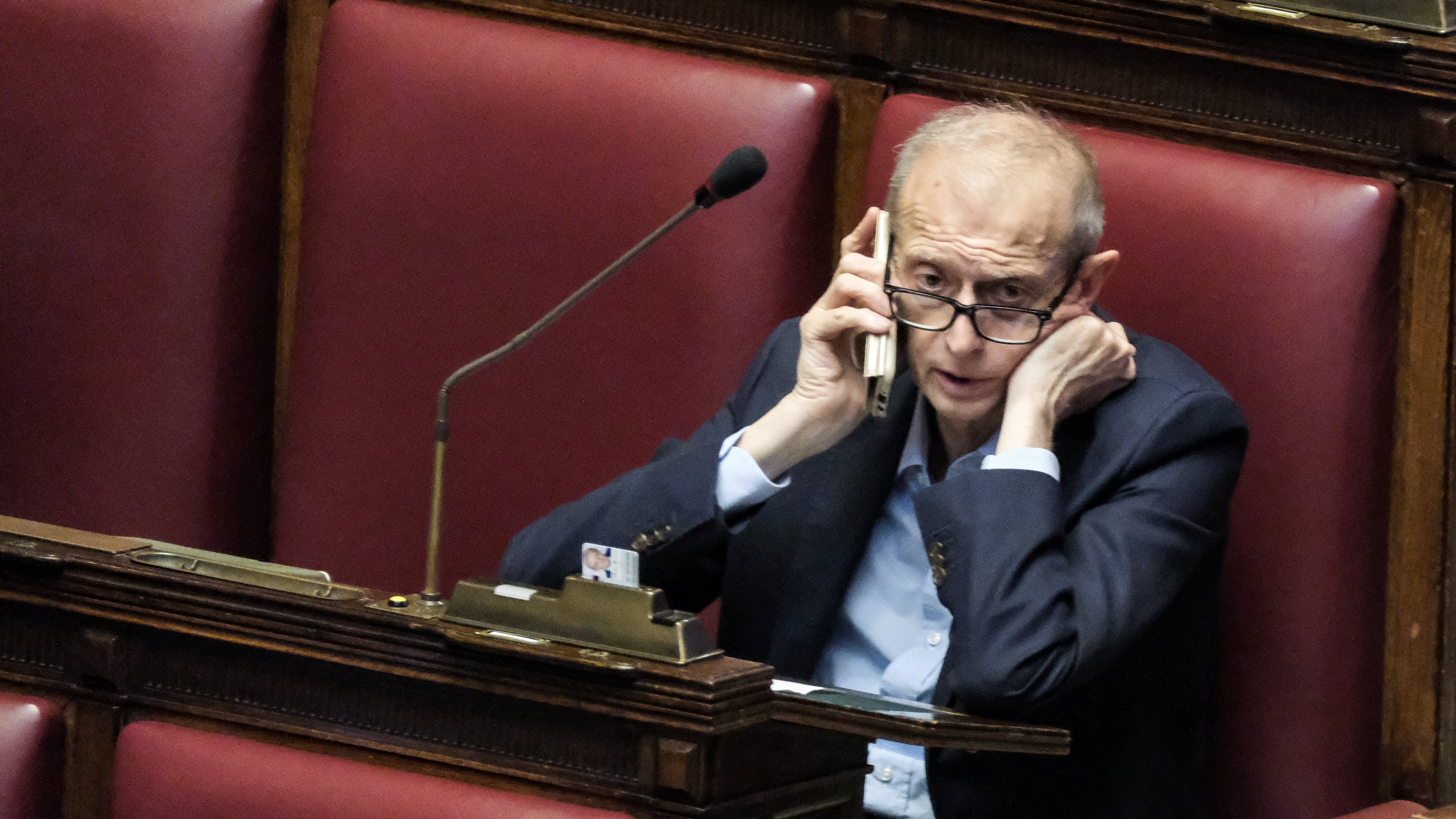 Fassino vuole pagare 500 euro per chiudere il caso del profumo. "Ferito da tanta aggressività"
