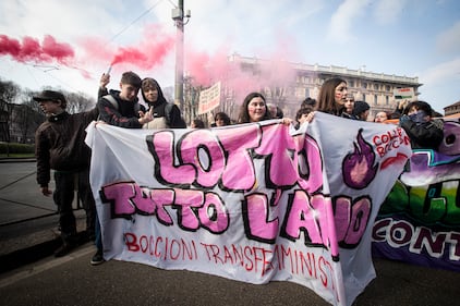Il corteo "femminista" dell'8 marzo tra slogan e vandalismo 10