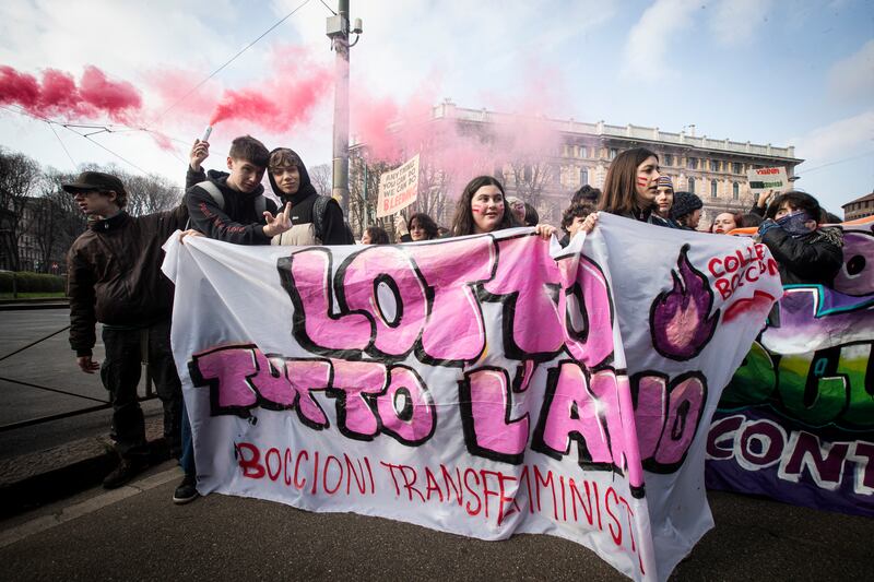 Il corteo "femminista" dell'8 marzo tra slogan e vandalismo 10