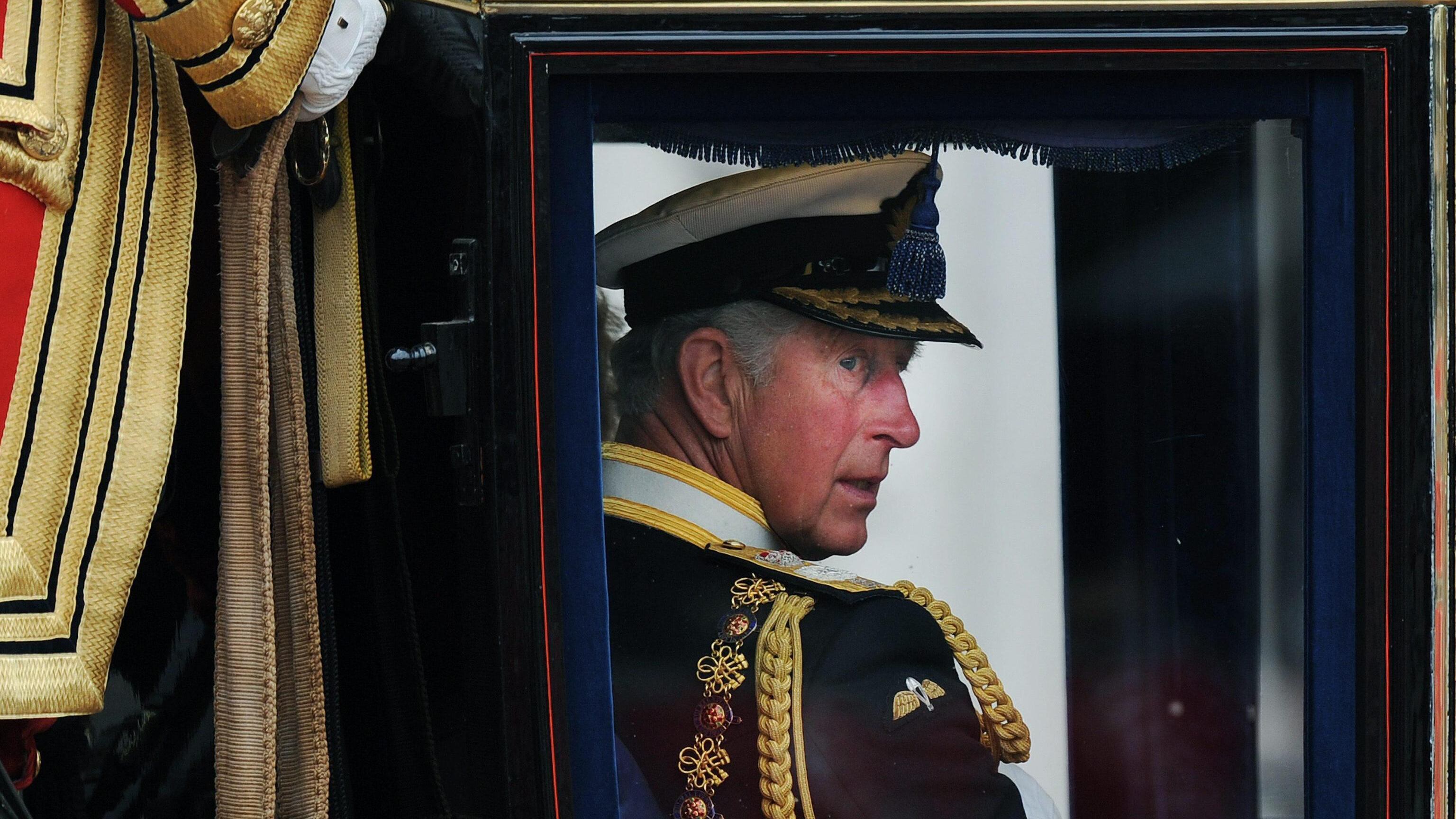 Re Carlo e il sondaggio sulla monarchia che spaventa Buckingham Palace