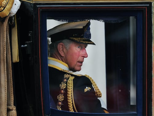 Re Carlo e il sondaggio sulla monarchia che spaventa Buckingham Palace
