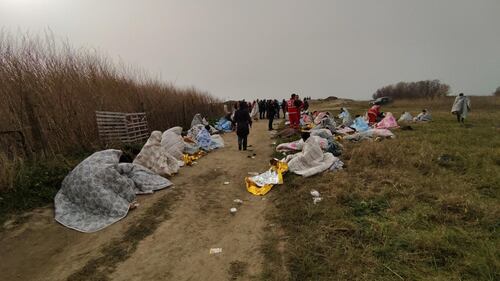Naufragio in Calabria, si spezza barcone: decine di morti. Le foto 11
