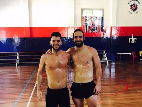 Higuain mostra gli addominali ma gli utenti su Twitter: "È photoshop!
