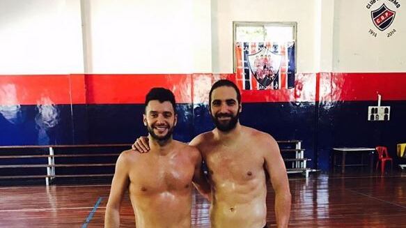 Higuain mostra gli addominali ma gli utenti su Twitter: "È photoshop!