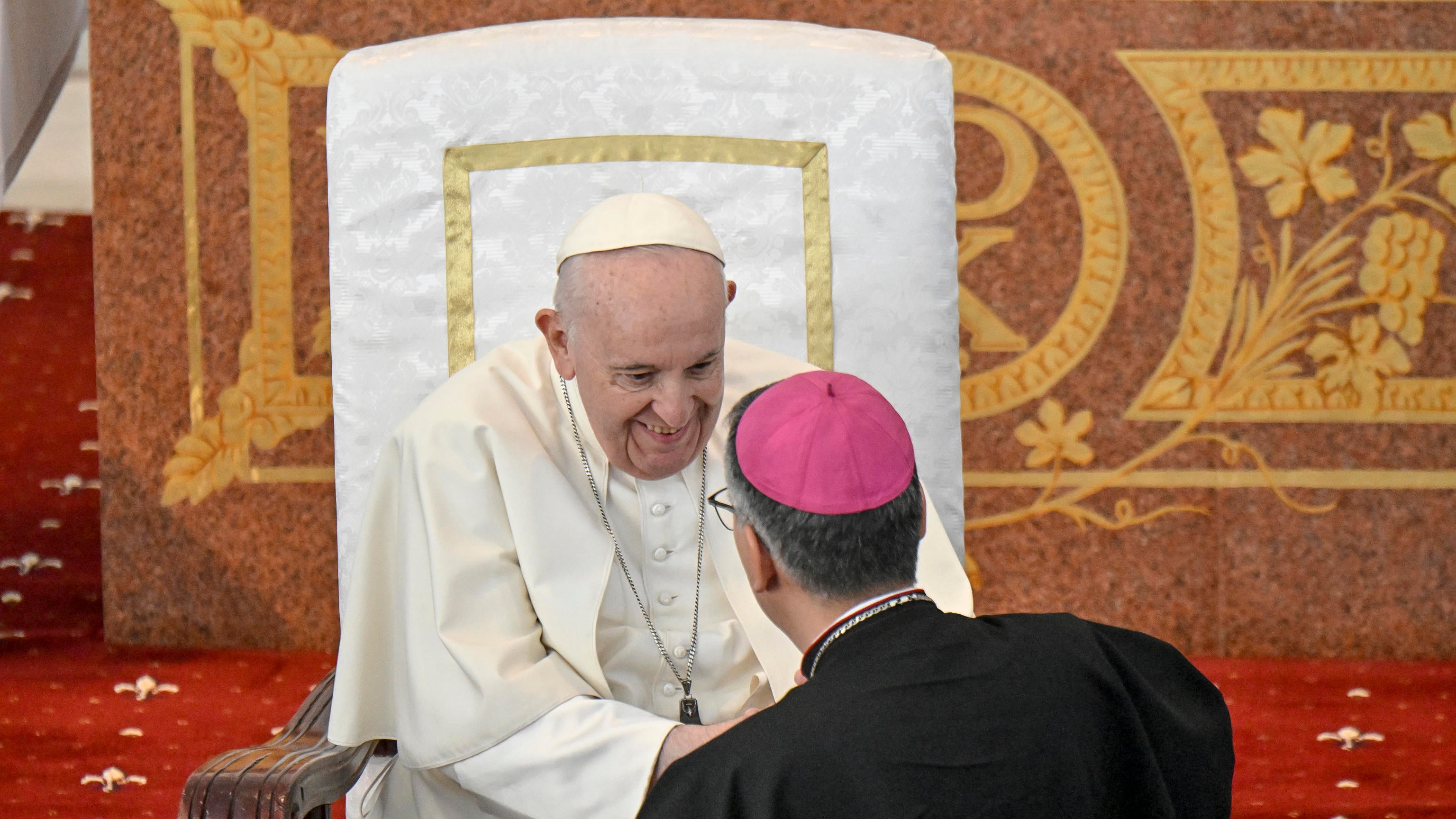 "Predica un Vangelo diverso". E il vescovo corregge il Papa