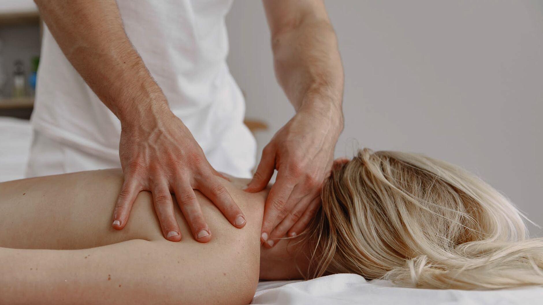 Massaggio californiano: come si fa e benefici per gli over 60