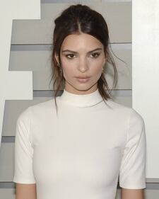 Emily Ratajkowski, il seno sbuca durante il pranzo 30
