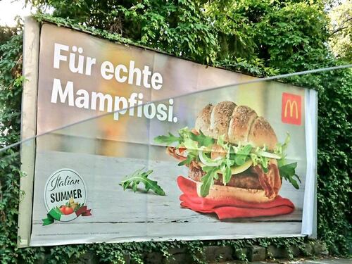 "Per veri mafiosi", il panino del McDonald's scatena la polemica