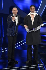 Sanremo 2024: ecco il look della seconda serata del Festival di Fred De Palma  1