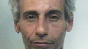 Minaccia i carabinieri con una bottiglia di vetro e morde un militare