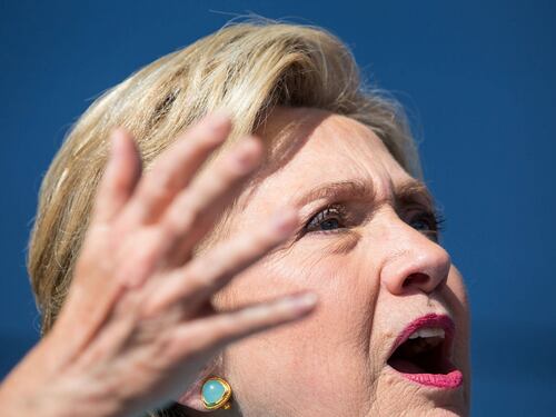 Grosso guaio per Hillary: l'Fbi riapre le indagini sullo scandalo delle email