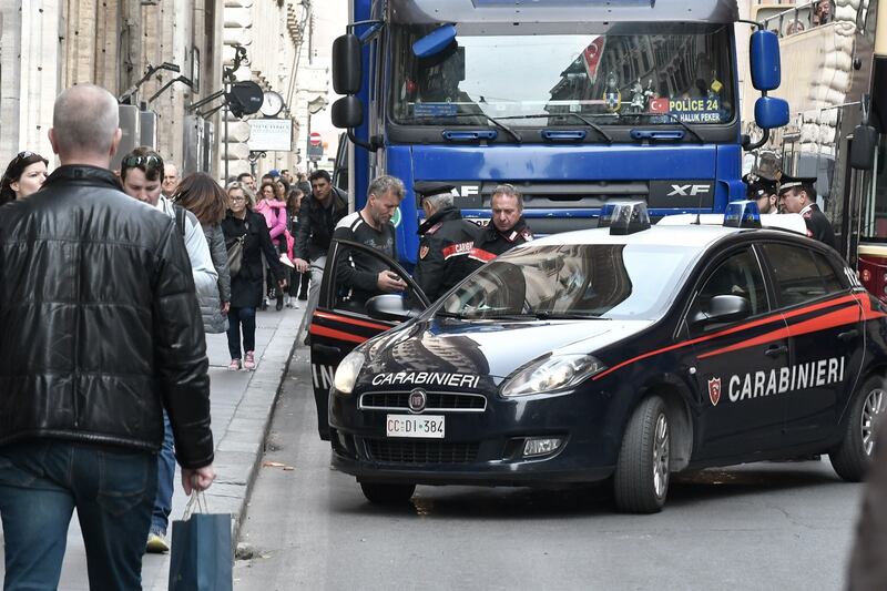 Roma, tir turco in via del Corso: fermato per controlli 3