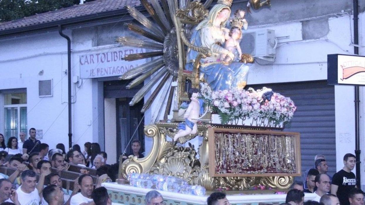 Come evitare nuovi inchini ai mafiosi? Fedina penale per le processioni