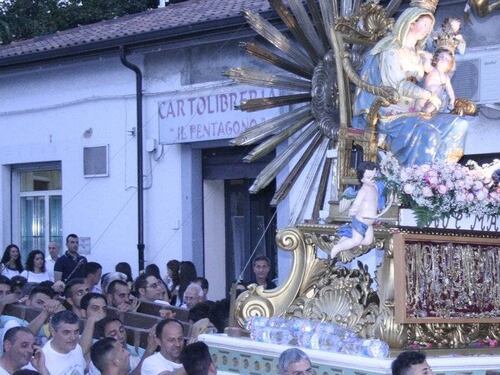 Calabria, processione con la Madonna fa l'inchino al boss. Sciopero della Messa in carcere
