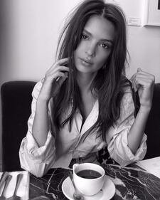 Emily Ratajkowski, sexy drink in barca 7