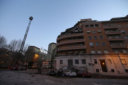 Roma, crollano tre piani di un palazzo 8