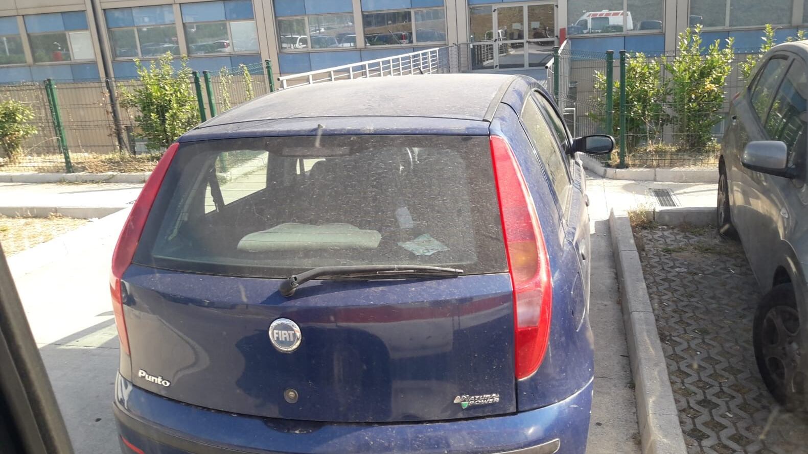 All'ospedale del Mare il parcheggio selvaggio toglie i posti ai disabili