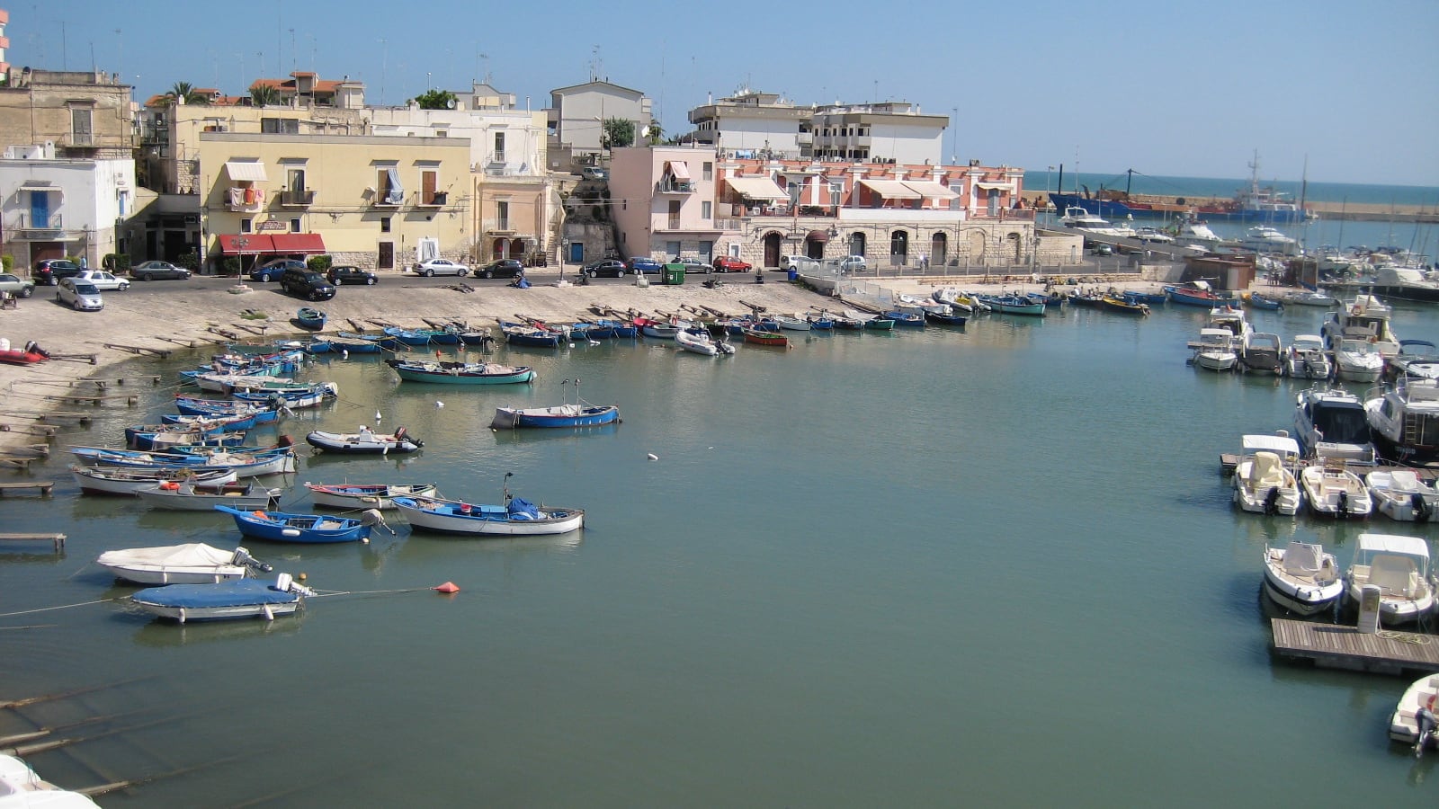 Agguato a Bisceglie: ucciso un pregiudicato, ferita la moglie
