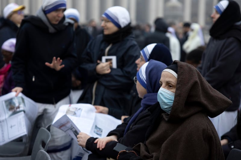 Folla di 100mila fedeli attesa per i funerali di Papa Benedetto XVI 3