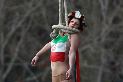 Femen, donna "impiccata" contro Rohani 6