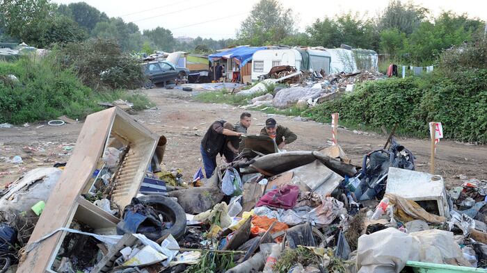 Francia, il "muro anti-rom" fa esplodere le polemiche: "È per proteggere i residenti"