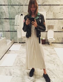 Behati Prinsloo: gli scatti hot che fanno impazzire Adam Levine 17