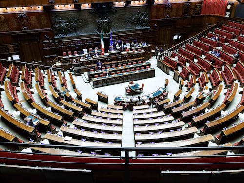 Solo una ventina di deputati ad ascoltare Giorgetti sulla manovra, lui: “Non vogliono lavorare neppure di martedì”