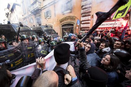 Corteo e scontri contro il Jobs act 1