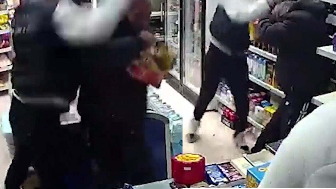 Colpito con 29 sassate: la rapina choc della baby gang al minimarket