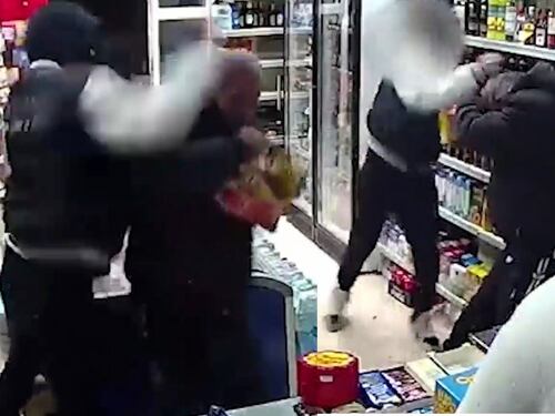 Colpito con 29 sassate: la rapina choc della baby gang al minimarket