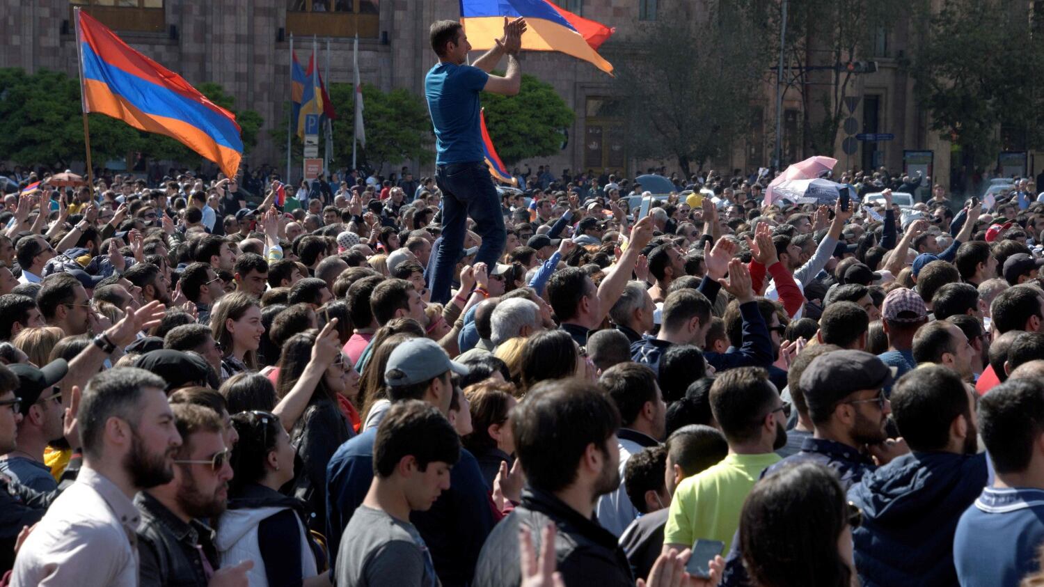Dopo giorni di proteste in Armenia, si dimette premier Sargsyan