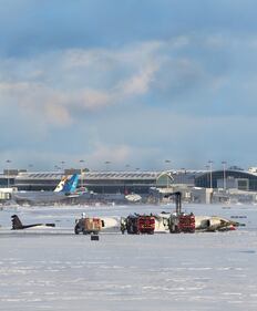 Le immagini choc dell'aereo capovolto sulla pista d'atterraggio a Toronto 10