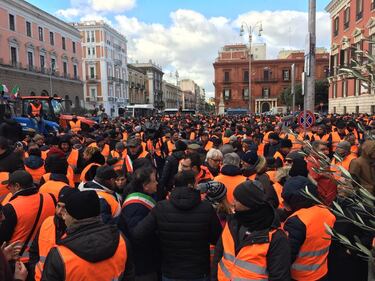 I gilet arancioni in piazza a Bari 6