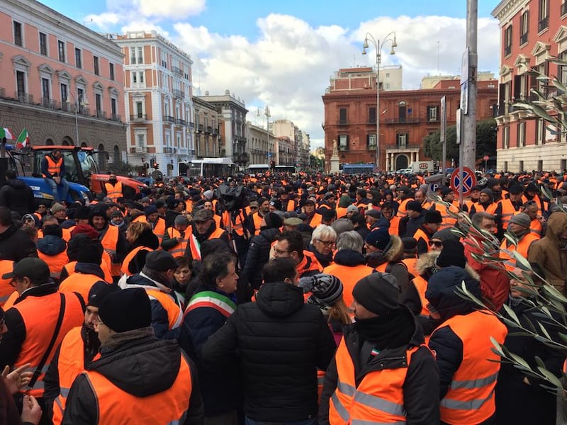 I gilet arancioni in piazza a Bari 6