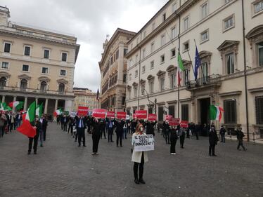 Flash mob della Meloni davanti Palazzo Chigi: "Vogliamo dare una mano" 7