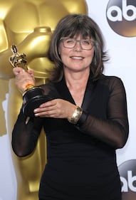 Oscar, i vincitori stringono le statuette 2