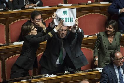 Ius soli, la Lega occupa i banchi del governo: è bagarre 6