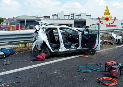 Grave incidente in A4 direzione Milano, un morto e feriti: le immagini del vigili del fuoco 3