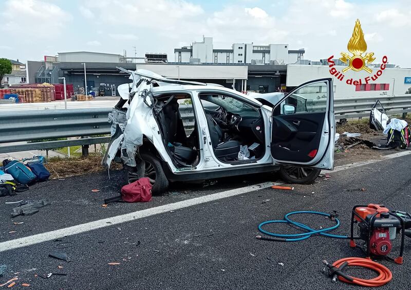 Grave incidente in A4 direzione Milano, un morto e feriti: le immagini del vigili del fuoco 3