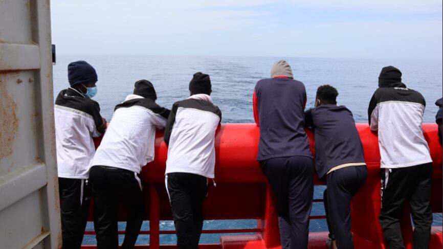 Geo Barents verso Augusta, Ocean Viking in pressing: arrivano quasi 400 migranti
