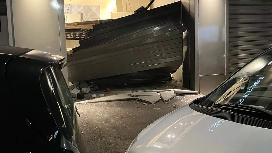 Ladri tentano furto in una gioielleria e sfondano la serranda con l'auto
