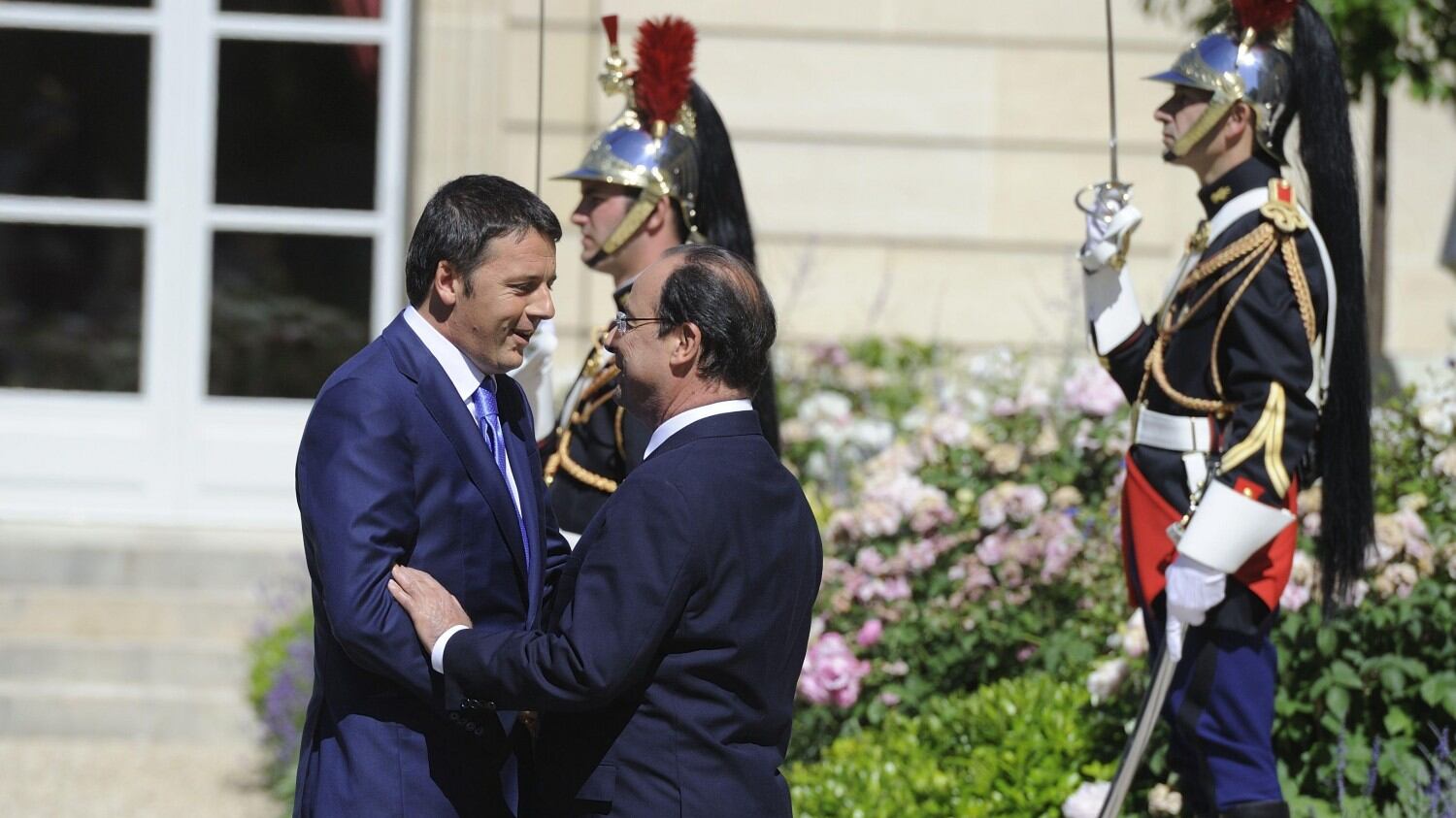 Renzi vola a Parigi da Hollande: patto su crescita e investimenti: "Dobbiamo semplificare l'Europa"