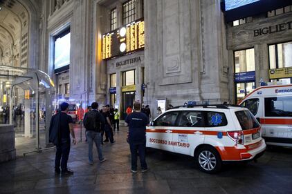 Milano, i soccorsi dopo l'aggressione in centrale 20