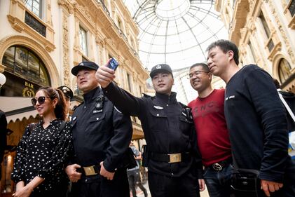 I poliziotti cinesi pattugliano Milano 9