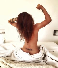 Naike Rivelli topless dal parrucchiere 15