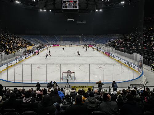 Quel buco con il ghiaccio intorno: a Santa Giulia l'hockey non è di casa