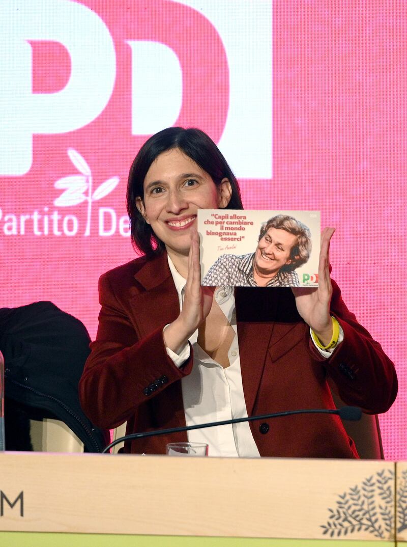 Elly Schein mostra la tessera del Pd che raffigura Tina Anselmi